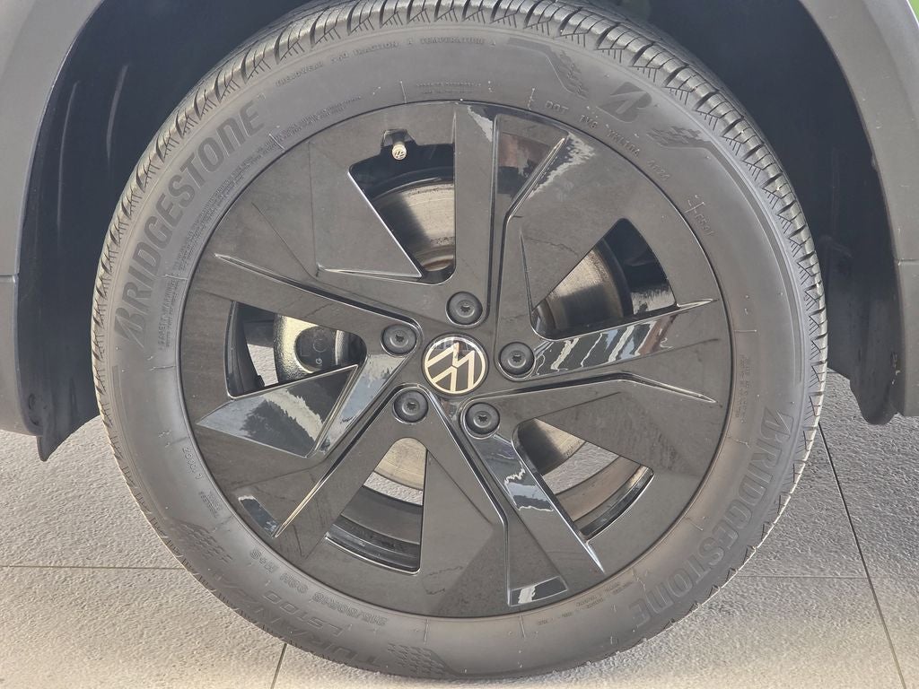 2025 Volkswagen Taos 1.5T SE Black