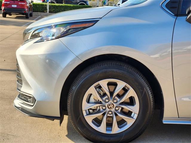 2022 Toyota Sienna LE 8 Passenger