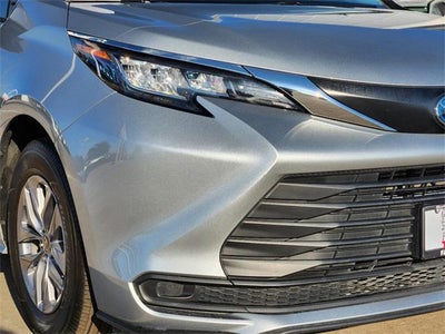 2022 Toyota Sienna LE 8 Passenger