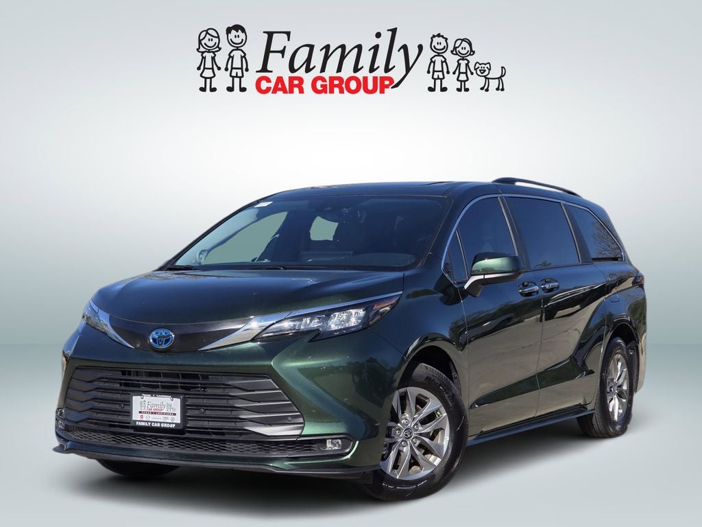2025 Toyota Sienna XLE 8-Passenger Hybrid FWD's photo