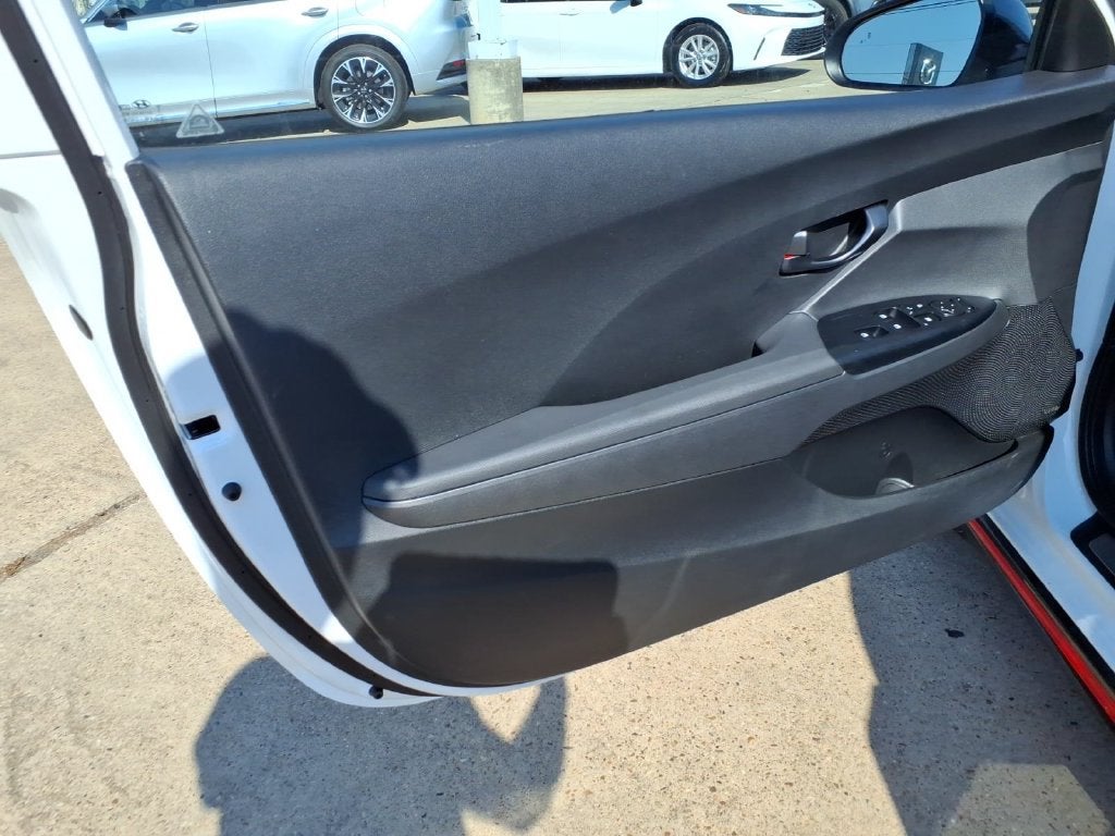 2022 Hyundai Veloster 24
