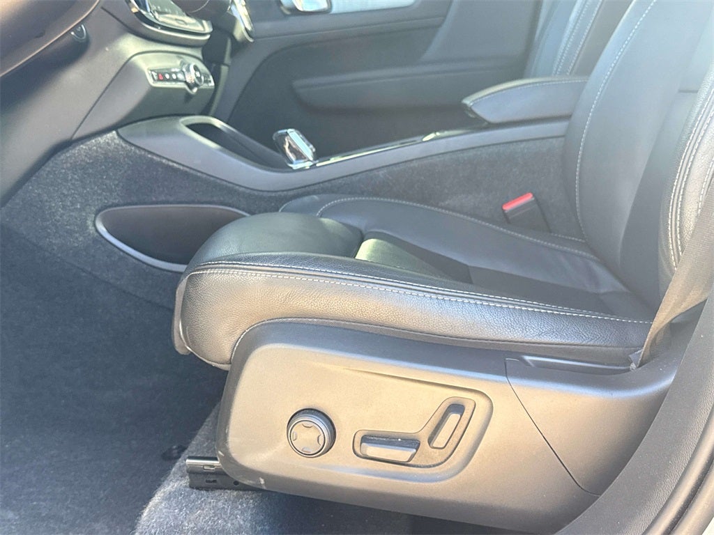 2024 Volvo XC40 B5 Plus Dark Theme