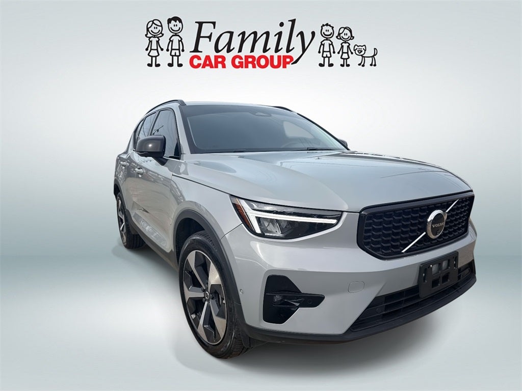 2024 Volvo XC40 B5 Plus Dark Theme