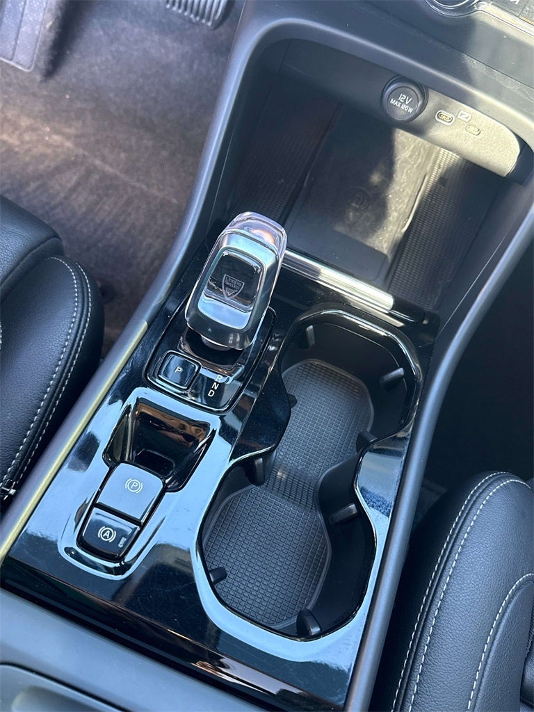 2024 Volvo XC40 B5 Plus Dark Theme