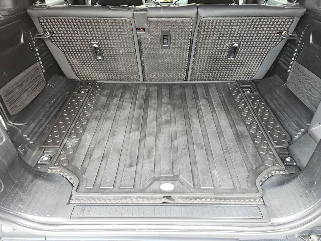 2023 Land Rover Defender 110 SE